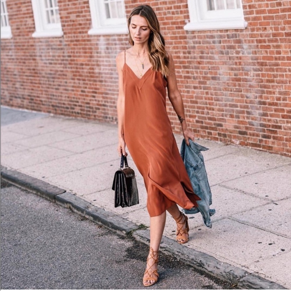 CUYANA Silk short Slip Dress rust orange red V- Neck
Sz L